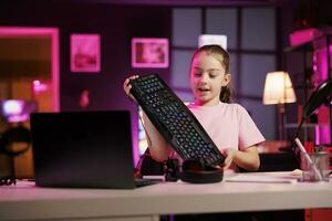 content enfant révision mécanique clavier reçu de parrainage marque à promouvoir il. Jeune médias étoile La publicité sans fil Bluetooth ordinateur périphérique de partenariat entreprise photo