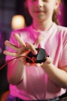 proche en haut coup de Jeune fille dans studio révision jeu Souris dans de face de caméra dans personnel studio. de bonne humeur enfant tournage électronique transporter, essai défilement roue sur câblé ordinateur périphérique photo