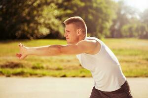 Jeune homme exercice Extérieur. photo