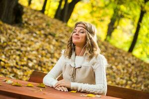 magnifique boho fille jouit écoute la musique dans le parc. photo