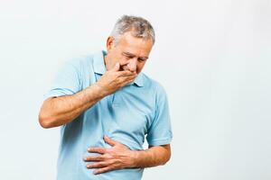 Sénior homme est Aller à vomir photo