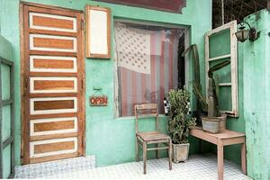 vieux chaise et cactus près de face porte de petit ancien pays magasin. photo