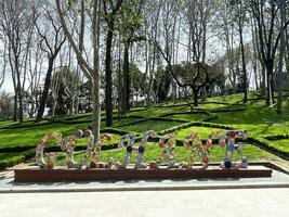 15 de avril 2023 - Istanbul, dinde - gulhane une inscription de fleurs dans le gulhane parc photo