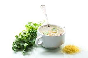 cuit chaud soupe avec nouilles et des légumes photo