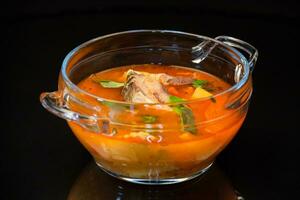 légume tomate soupe avec poisson dans une assiette photo