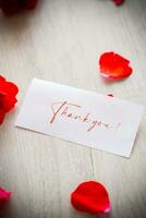 bouquet de magnifique rouge des roses dans une panier sur table photo