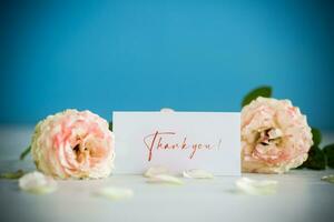 bouquet de magnifique Orange des roses sur table photo