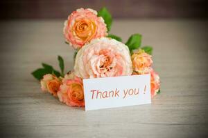 bouquet de magnifique Orange des roses sur table photo