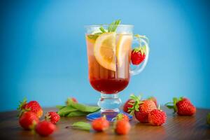 rafraîchissant cool fraise limonade avec citron, la glace et menthe dans une verre photo