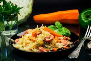 cuit frit chou avec des légumes et saucisses photo