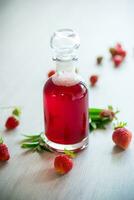 sucré cuit fraise sirop dans une verre carafe photo