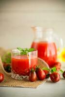 fait maison fraîchement pressé tomate jus avec pulpe dans une verre carafe photo