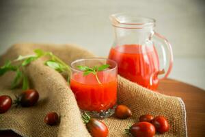 fait maison fraîchement pressé tomate jus avec pulpe dans une verre carafe photo