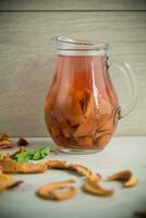 sucré cool compote bouilli de divers séché des fruits, dans une verre carafe photo