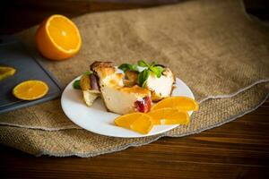 sucré fromage blanc casserole avec des fruits dans une assiette photo