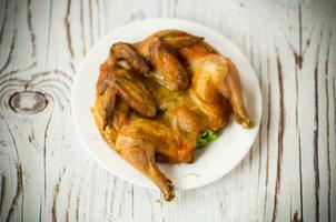 entier frit poulet dans une assiette sur table photo