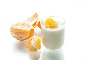 fait maison sucré yaourt dans une verre avec des oranges photo