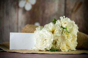 bouquet de magnifique blanc des roses sur table photo