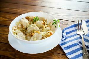 ukrainien Dumplings farci avec patates et champignons, servi avec frit oignons. photo