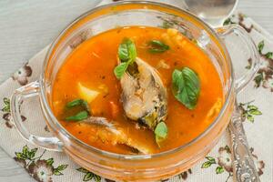 légume tomate soupe avec poisson dans une assiette photo