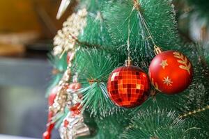 rouge décoré des balles pour décoration sur le Noël arbre à préparer pour le fête de le Noël saison chaque an. doux et sélectif se concentrer. photo