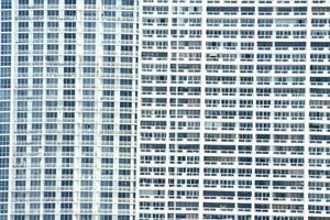 une grand bâtiment avec beaucoup les fenêtres et une l'horloge photo