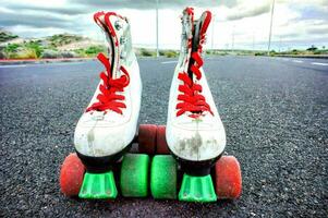 une paire de rouleau patins sur le sol photo