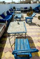 une patio avec bleu meubles et une table photo