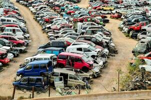 une grand lot de voitures sont garé dans une parking lot photo
