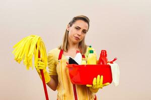 portrait de fatigué femme au foyer de nettoyage photo
