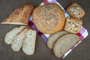 Frais pain sur tableau, Haut voir. cuit foncé pain et tranché pain. photo