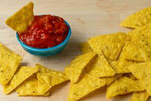 tortilla frites avec épicé tomate salsa. mexicain Nachos frites photo