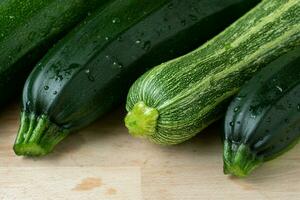 courgettes fraîches sur une planche à découper photo