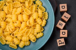 brut dur blé Gnocchi Pâtes avec sel et épices dans une céramique assiette photo