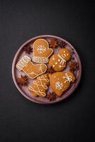 délicieux biscuits au pain d'épice au miel, au gingembre et à la cannelle photo