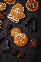 délicieux biscuits au pain d'épice au miel, au gingembre et à la cannelle photo