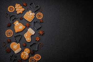 délicieux biscuits au pain d'épice au miel, au gingembre et à la cannelle photo