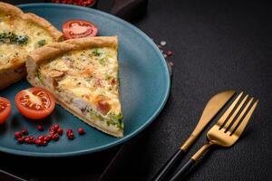 délicieux Quiche avec brocoli, fromage, poulet, épices et herbes photo