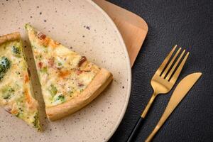 délicieux Quiche avec brocoli, fromage, poulet, épices et herbes photo