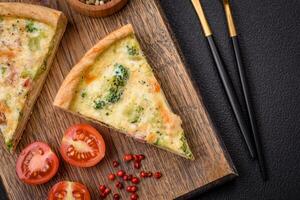 délicieux Quiche avec brocoli, fromage, poulet, épices et herbes photo