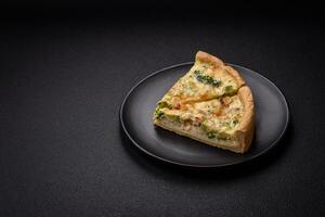 délicieux Quiche avec brocoli, fromage, poulet, épices et herbes photo