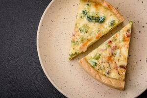 délicieux Quiche avec brocoli, fromage, poulet, épices et herbes photo