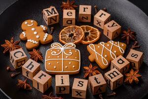 magnifique Noël composition avec copie espace avec un une inscription dans en bois cubes photo