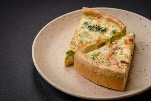 délicieux Quiche avec brocoli, fromage, poulet, épices et herbes photo