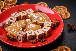 Noël fête une inscription avec en bois cubes sur une foncé béton Contexte photo