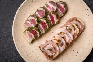 délicieux Pain de viande avec saindoux, sel, épices et herbes Couper dans tranches photo