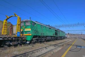 Vue de la plate-forme de la voie ferrée transsibérienne et ciel bleu, Russie photo