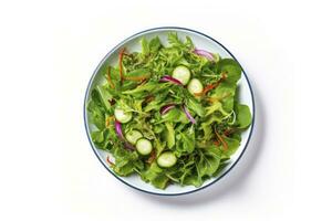 ai généré en bonne santé Frais vert salade assiette coup de au dessus sur blanc Contexte. ai généré photo