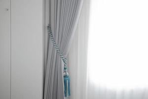 rideau de corde, rideau gris avec rideau lumineux blanc photo