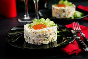 Noël table paramètre. traditionnel russe salade Olivier. Nouveau année salade. de fête salade. photo